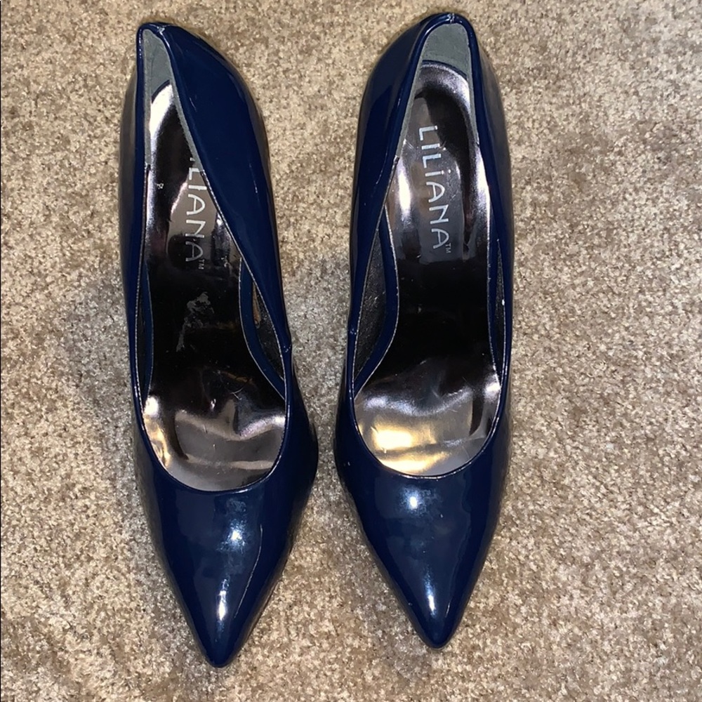 Women’s navy blue pumps with silver heel